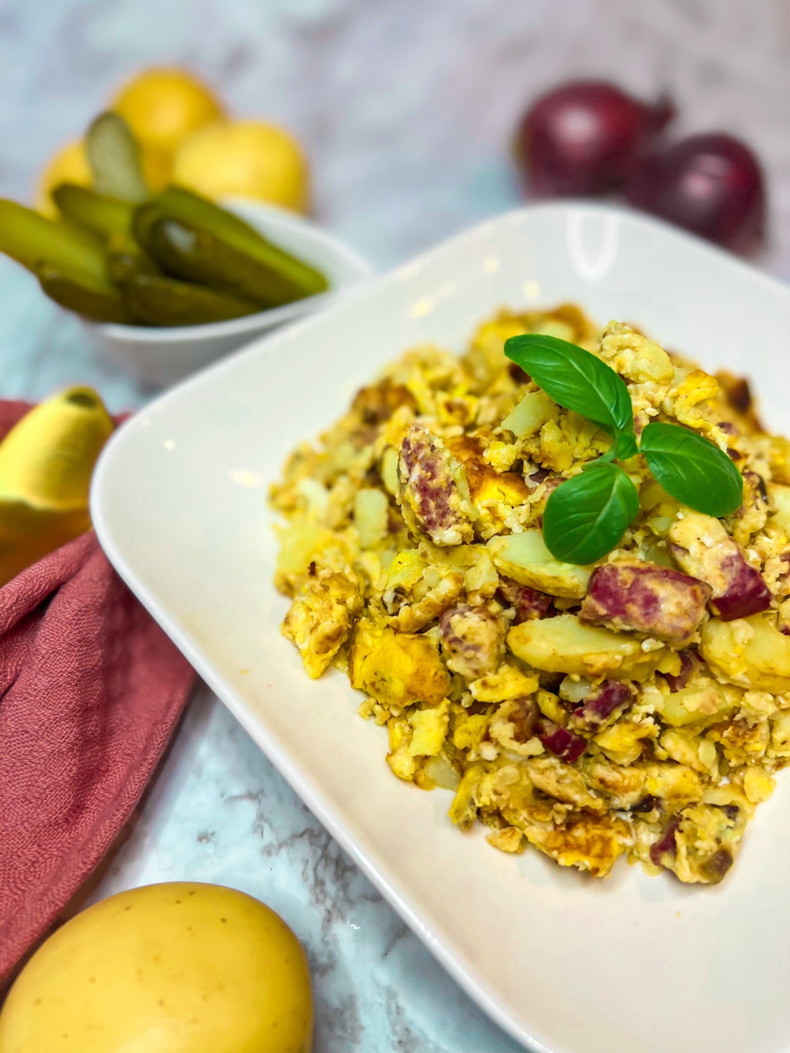 Knusprige Bratkartoffeln mit würziger Sucuk, Zwiebeln und Eiern, angerichtet in einer Pfanne – ein herzhaftes und schnelles Gericht für jede Tageszeit.