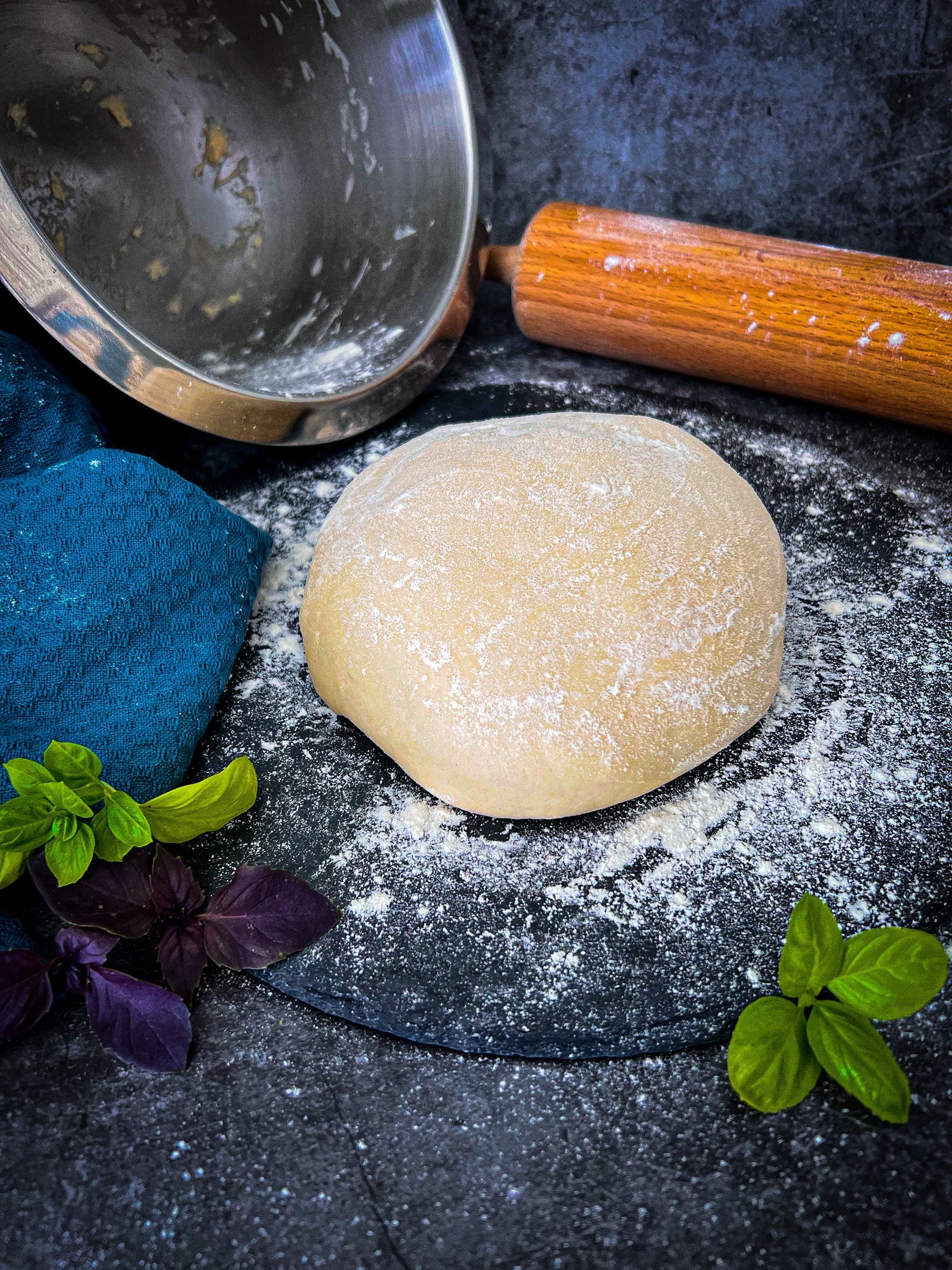 Perfekter Hefeteig in einer Schüssel, geschmeidig und bereit zur Weiterverarbeitung für Pizza, Lahmacun oder Manakish.