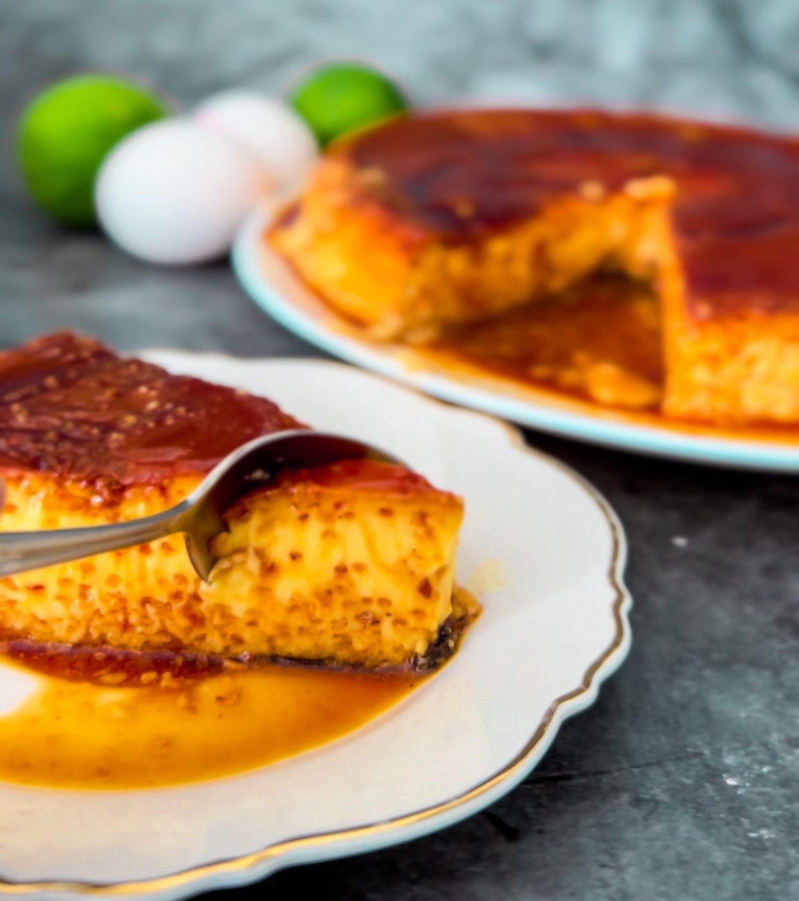 Flan – südamerikanisches Karamelldessert, serviert auf einem Teller mit einer glänzenden Karamellschicht und einer weichen, cremigen Textur.