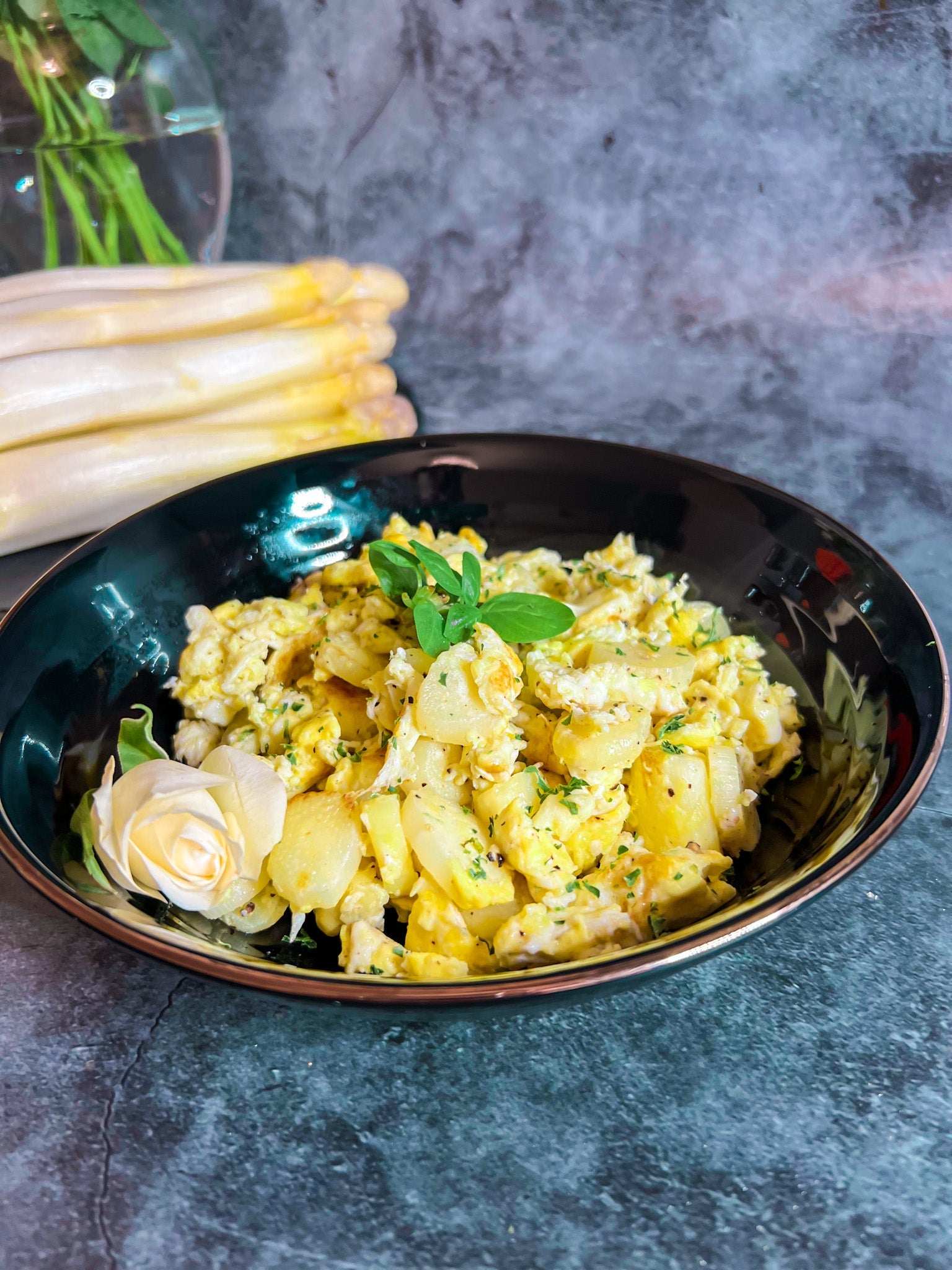 Rührei mit grünem Spargel, goldgelb gebraten in einer Pfanne, perfekt für ein schnelles und gesundes Frühstück.