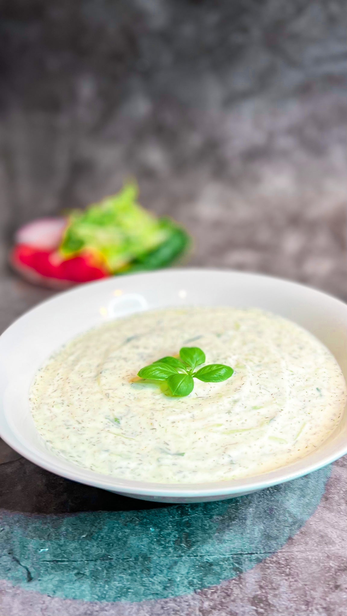 Cremiger Tzaziki mit frischem Dill, Knoblauch und geriebener Gurke, serviert als klassischer Dip der griechischen und türkischen Küche.