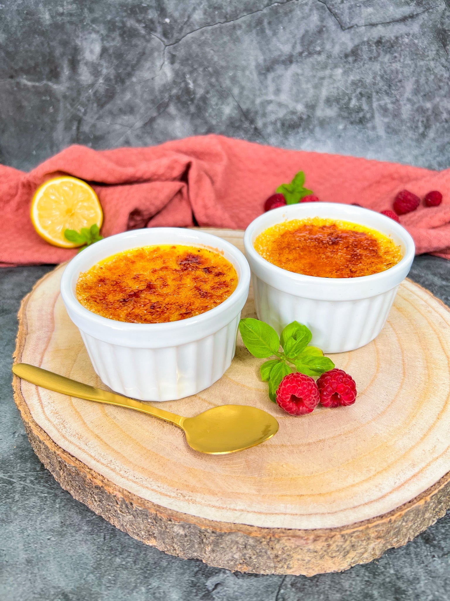 Eine perfekt karamellisierte Crème Brûlée mit einer goldbraunen Zuckerschicht, serviert in einer kleinen Schale.