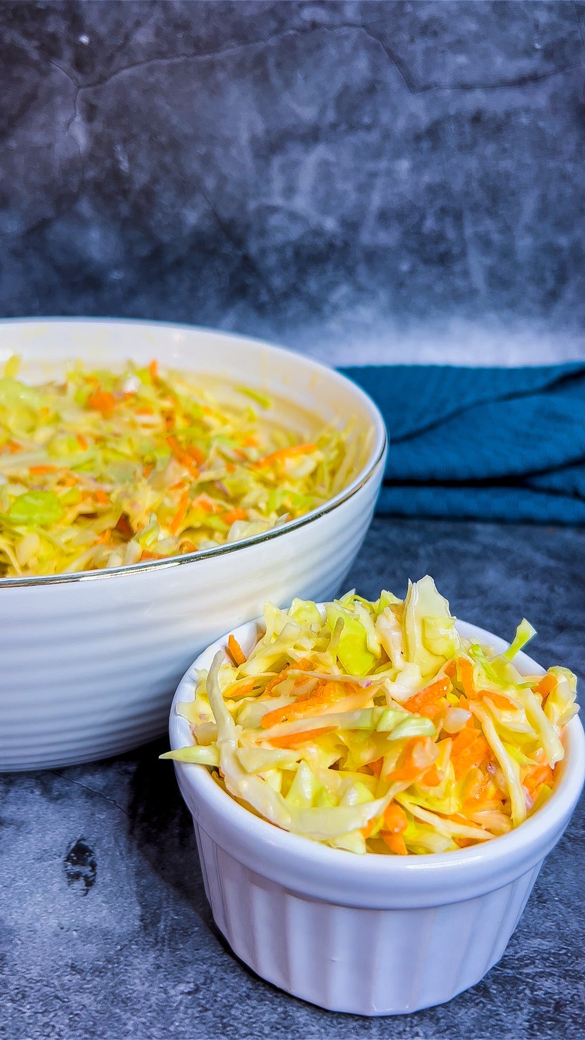 Frischer Coleslaw in einer Schale, garniert mit Petersilie und serviert als Beilage.