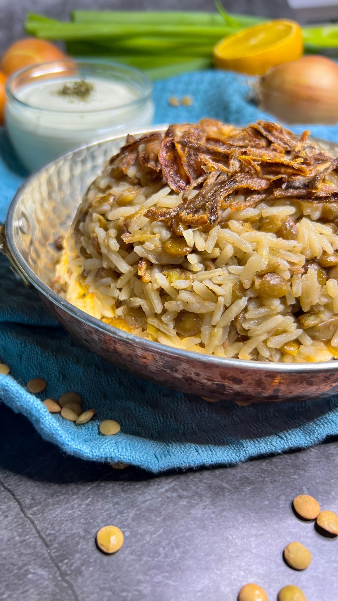 Mujaddara – ein arabisches Reis- und Linsengericht mit knusprigen Röstzwiebeln, serviert mit Joghurt und frischem Salat.