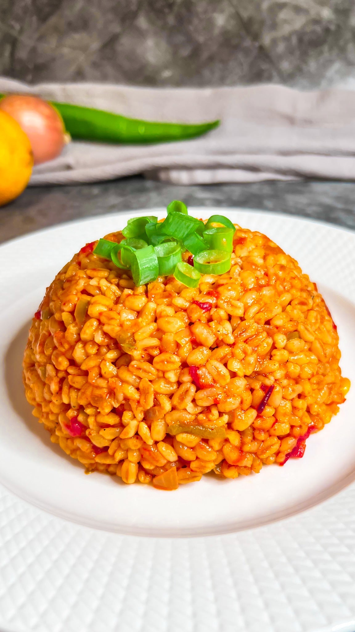 Türkischer Bulgur Pilav mit Tomaten, Paprika und Kräutern, serviert als Beilage oder Hauptgericht.