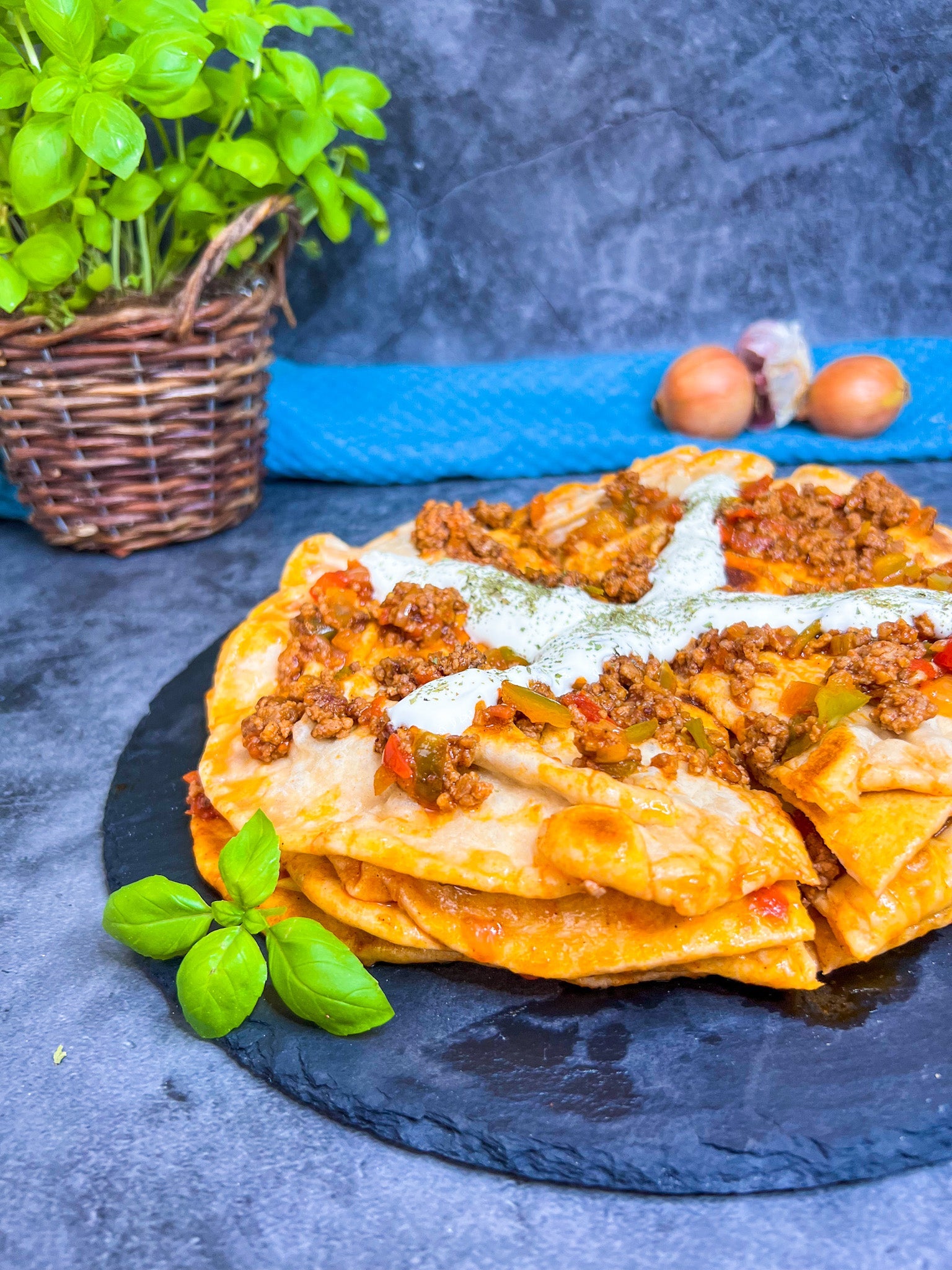 Türkisches Yağlama – geschichtet mit Lavash-Brot, Hackfleischragout und Joghurtsoße.