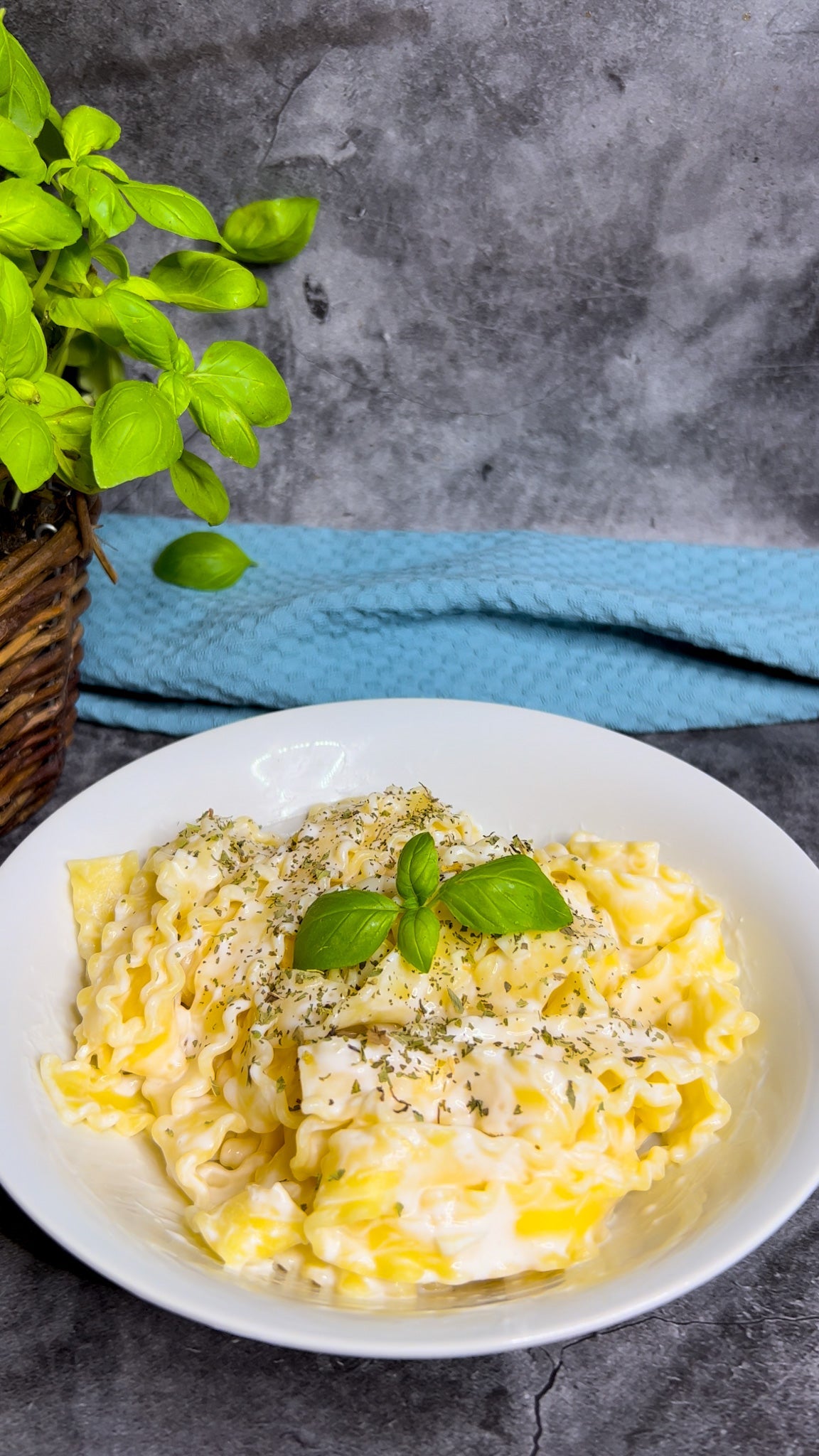 Nudeln mit cremigem Knoblauchjoghurt, garniert mit Minze.