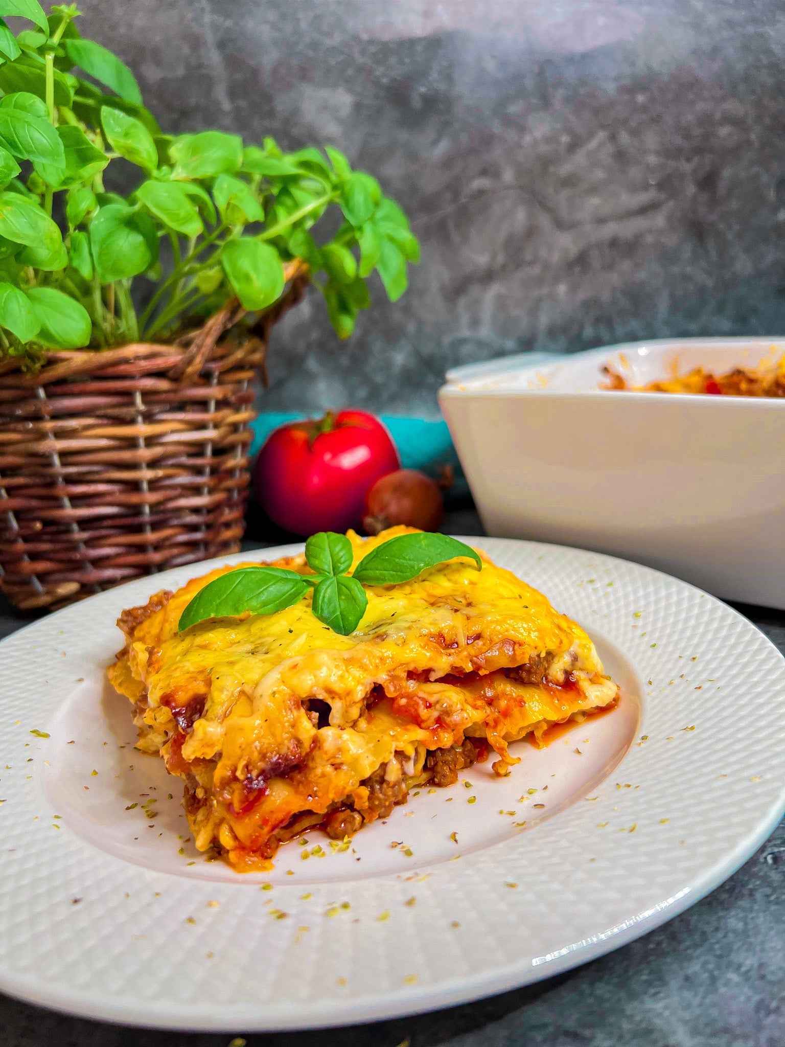 Klassische italienische Lasagne mit geschichteter Hackfleischsoße, Béchamel und geschmolzenem Käse, perfekt serviert in einer Auflaufform.