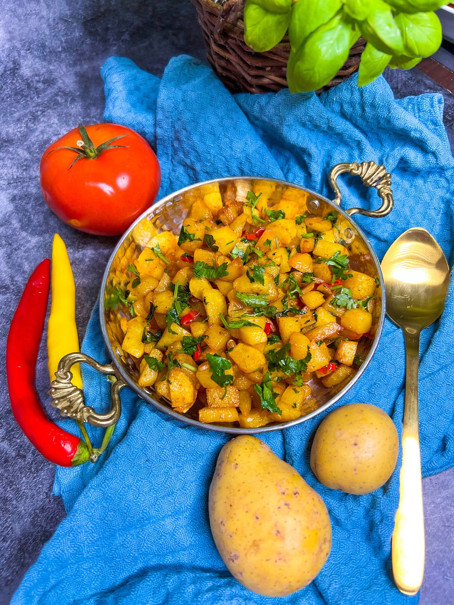 Knusprige Batata Harra Kartoffelwürfel mit frischem Koriander und einem Hauch Chili in einer Pfanne.