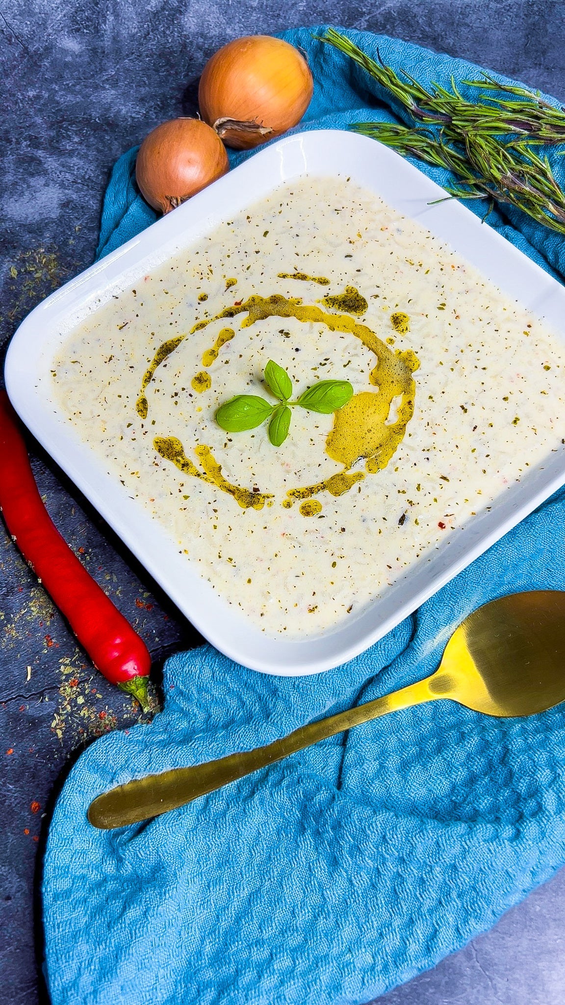 Türkische Joghurtsuppe Yayla Çorbası, serviert mit getrockneter Minze und Butterflocken.