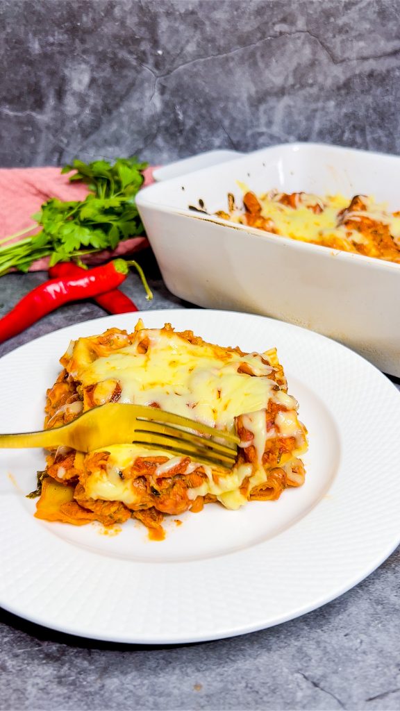 Chicken Tikka Masala Lasagne – würziges Hähnchen und cremige Soße in köstlichen Schichten.