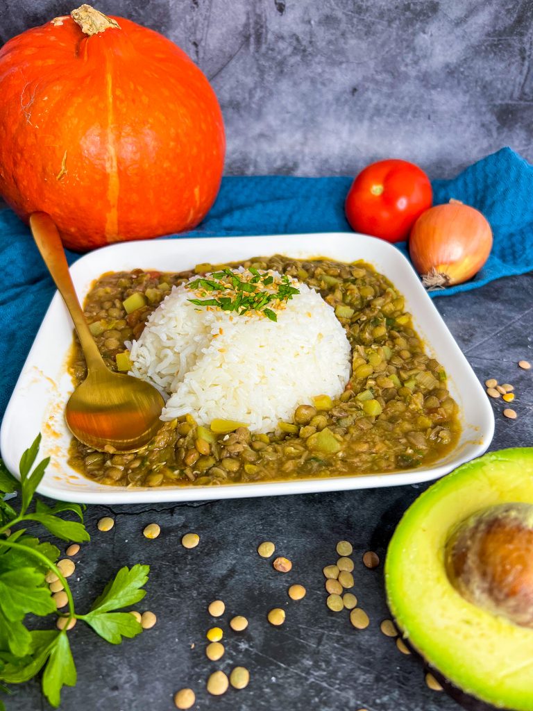 Kolumbianischer Linseneintopf mit Reis und Avocado – herzhaft und köstlich.