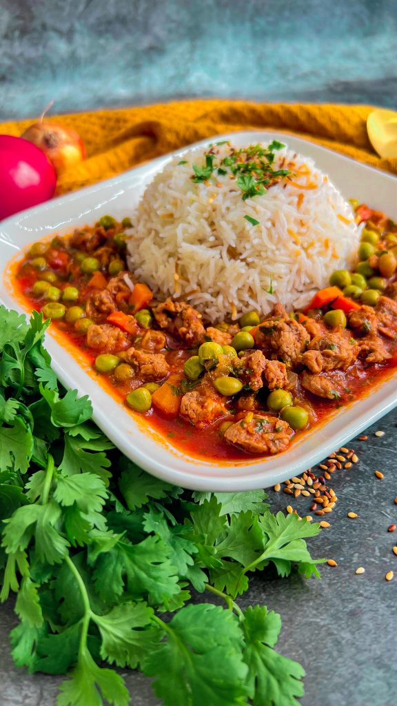 Yakhnet Basella – aromatischer libanesischer Eintopf mit Erbsen, Karotten und zartem Rindfleisch.