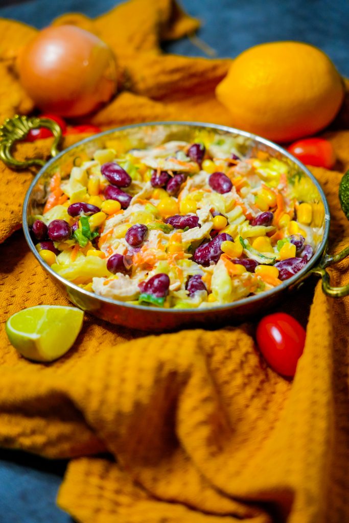 Frischer Hähnchensalat mit knackigem Gemüse, Joghurtdressing und aromatischen Gewürzen.